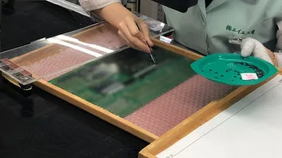 配膳された部品をプリント基板へ搭載する作業