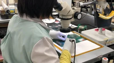 部品が搭載された基板にはんだゴテで部品を取り付ける作業